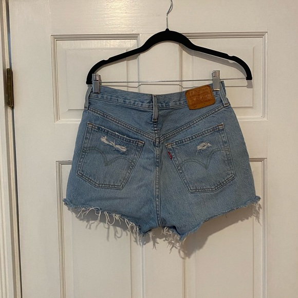 Levis 501 High Rise Short in ‘Fault Line’ wash - Picture 4 of 5